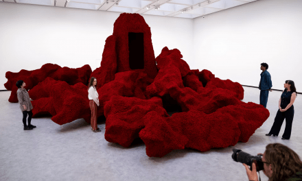 El artista Anish Kapoor presenta obras antiguas y nuevas en su regreso a una galería de Londres.