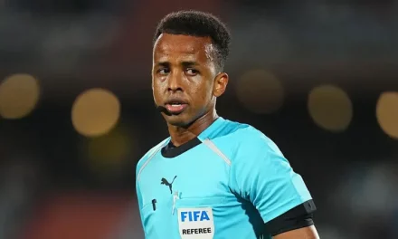 «Me interrogaron durante 11 horas»: EE.UU. niega la entrada para el Mundial al «mejor árbitro africano del año»