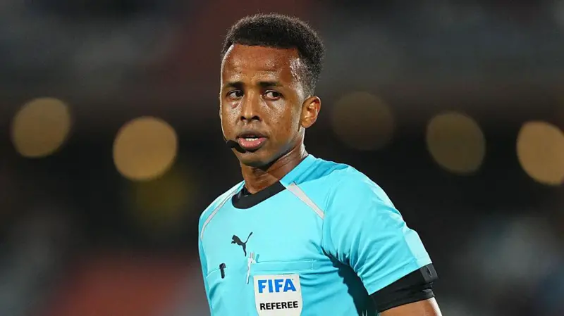 «Me interrogaron durante 11 horas»: EE.UU. niega la entrada para el Mundial al «mejor árbitro africano del año»
