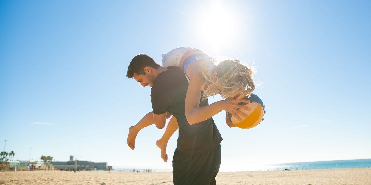 Vacaciones en la playa: cómo prevenir la otitis del nadador este verano