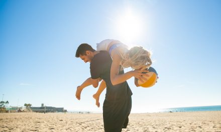 Vacaciones en la playa: cómo prevenir la otitis del nadador este verano
