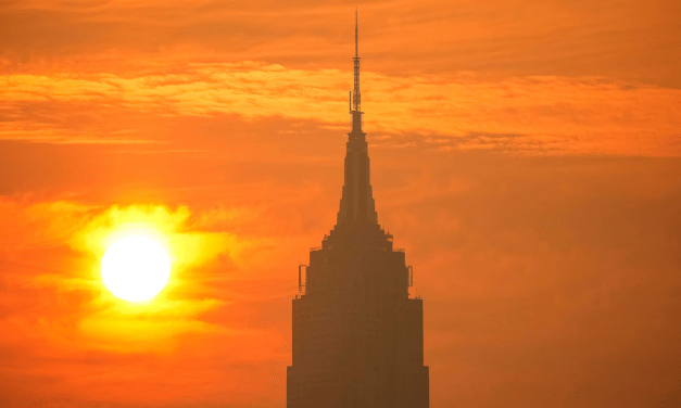 Humo, fuego, inundaciones: Estados Unidos se enfrenta a una triple amenaza meteorológica extrema este verano.