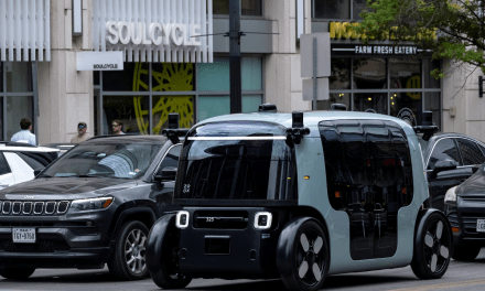 Zoox, de Amazon, obtiene la primera aprobación en EE. UU. para robotaxis de pago sin control humano.
