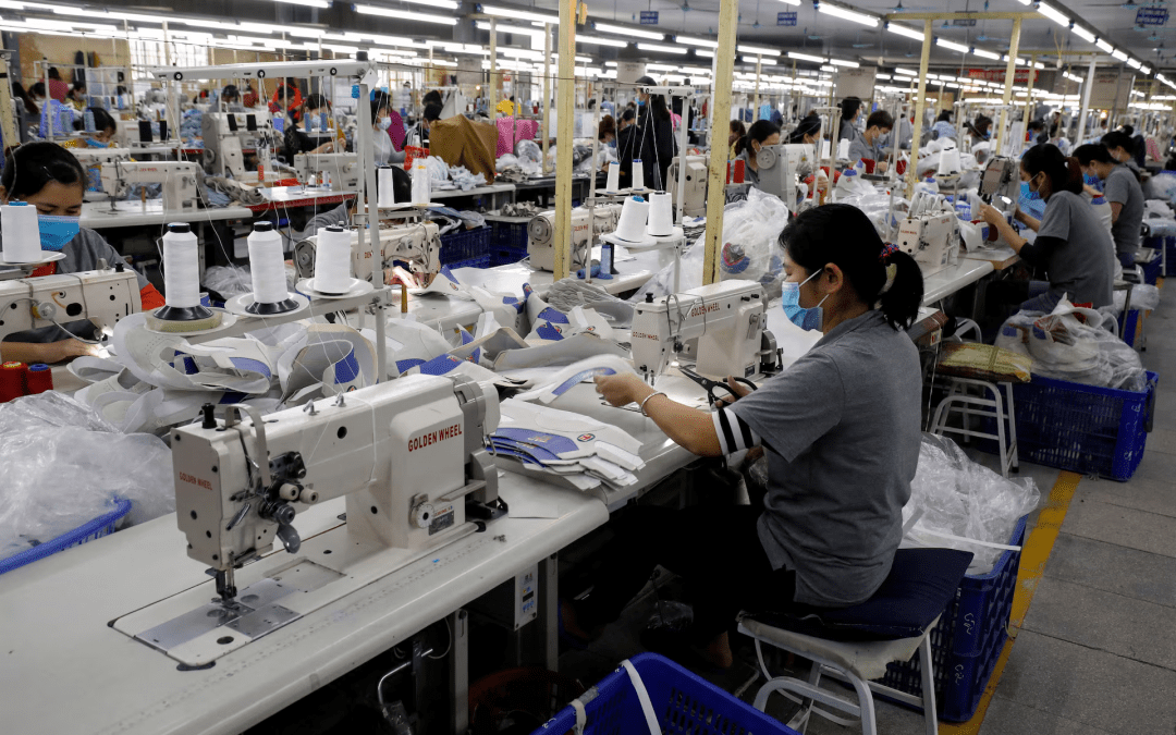 Trump impone nuevos aranceles globales, lo que provoca protestas de sus socios comerciales.