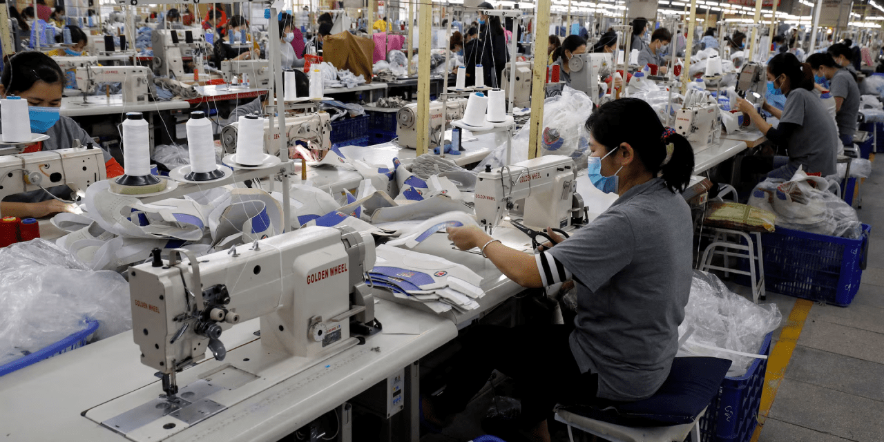 Trump impone nuevos aranceles globales, lo que provoca protestas de sus socios comerciales.