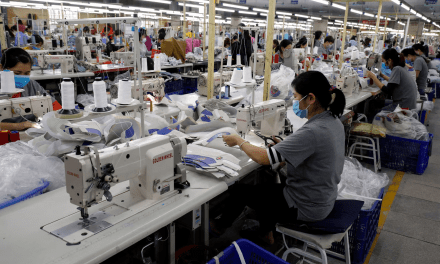 Trump impone nuevos aranceles globales, lo que provoca protestas de sus socios comerciales.