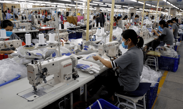Trump impone nuevos aranceles globales, lo que provoca protestas de sus socios comerciales.