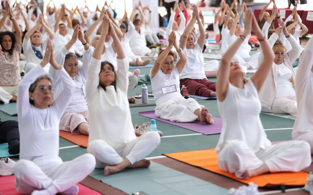 ISSSTE promueve bienestar físico y mental con clase de yoga para trabajadores y derechohabientes