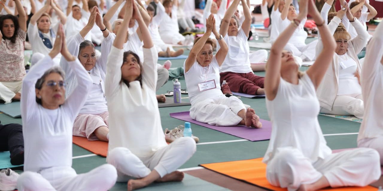 ISSSTE promueve bienestar físico y mental con clase de yoga para trabajadores y derechohabientes