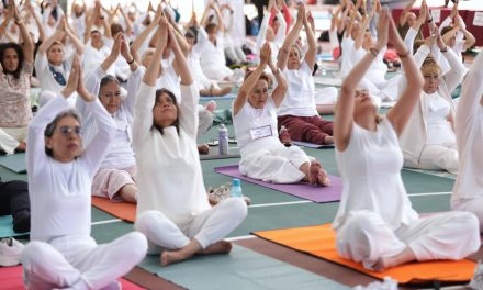 ISSSTE promueve bienestar físico y mental con clase de yoga para trabajadores y derechohabientes