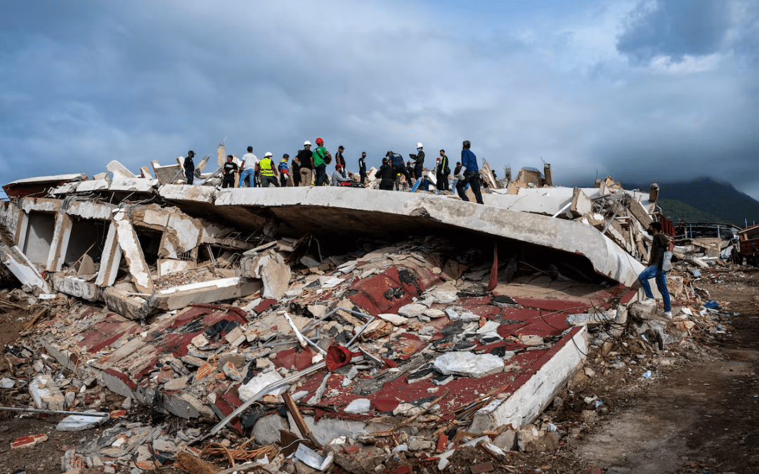 Tras los terremotos en Venezuela, los ciudadanos lideran las labores de rescate en medio de acusaciones de robo por parte de los militares.