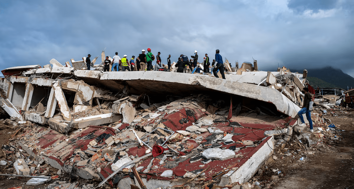 Tras los terremotos en Venezuela, los ciudadanos lideran las labores de rescate en medio de acusaciones de robo por parte de los militares.