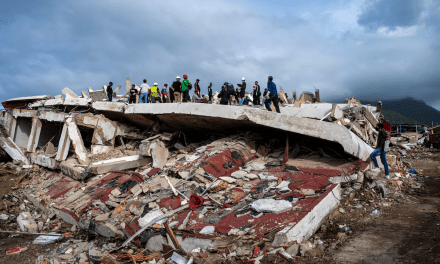 Tras los terremotos en Venezuela, los ciudadanos lideran las labores de rescate en medio de acusaciones de robo por parte de los militares.