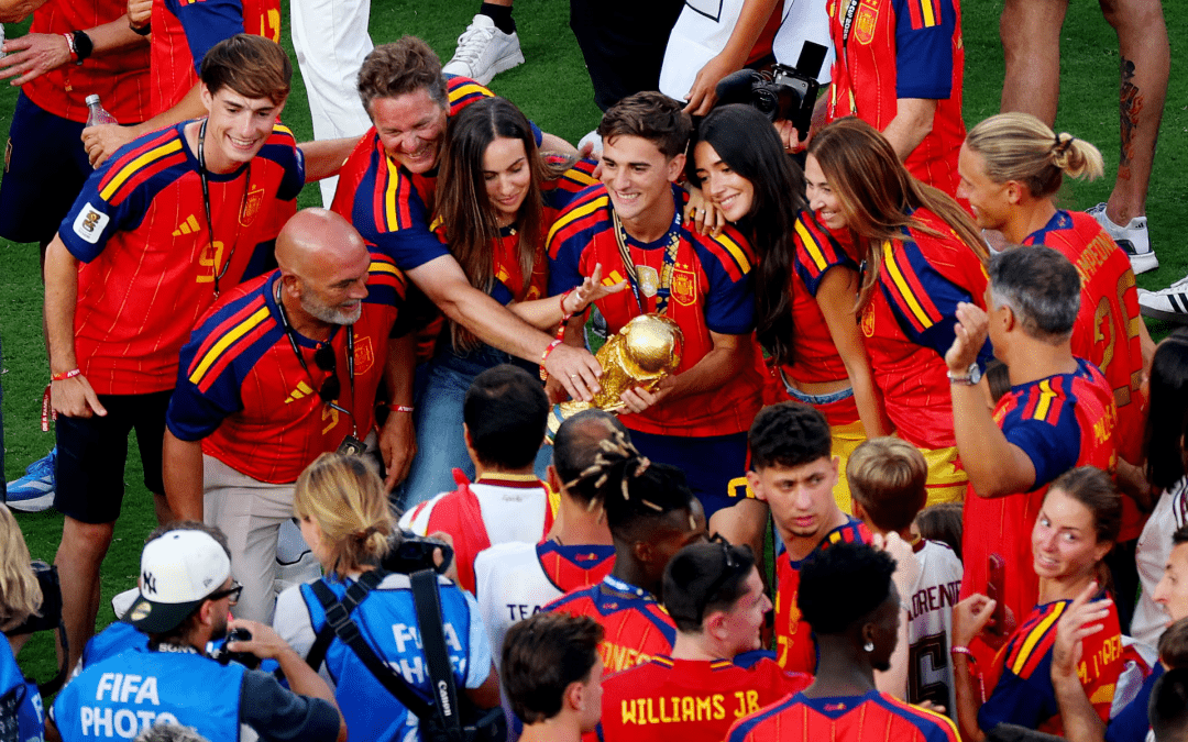 La devoción de España por el balón les brinda la gloria en la Copa del Mundo y un abrazo compartido por toda la nación.