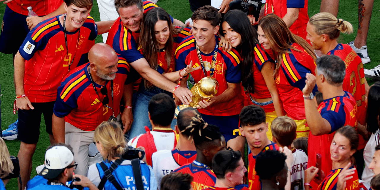 La devoción de España por el balón les brinda la gloria en la Copa del Mundo y un abrazo compartido por toda la nación.
