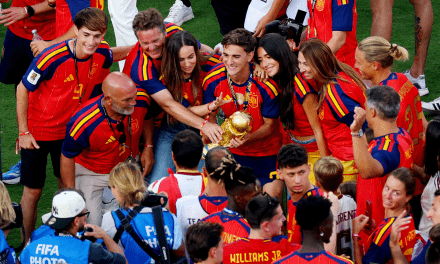 La devoción de España por el balón les brinda la gloria en la Copa del Mundo y un abrazo compartido por toda la nación.