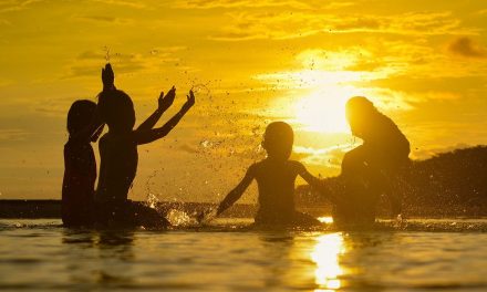 Vacaciones de Verano ¿Cómo cuidar el sueño, el ánimo y el uso de pantallas en niñas y niños?
