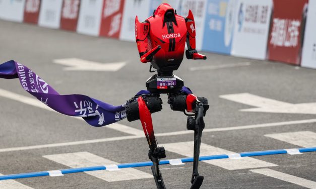 Un robot chino bate el récord mundial de 100 metros de Usain Bolt en los Juegos Olímpicos de Pekín.