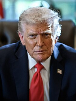 Trump firma órdenes para limitar la ciudadanía estadounidense por derecho de nacimiento, a pesar del fallo de la Corte Suprema.