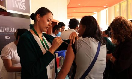 Vacunación, clave para prevenir y eliminar enfermedades:Vacunología 2026