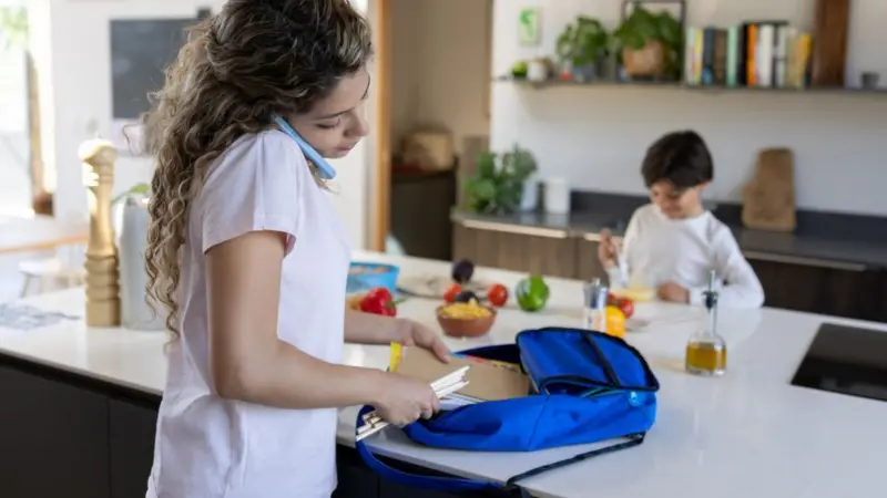 Cómo los hombres pueden ayudar a las mujeres a compartir la «carga mental» de llevar un hogar