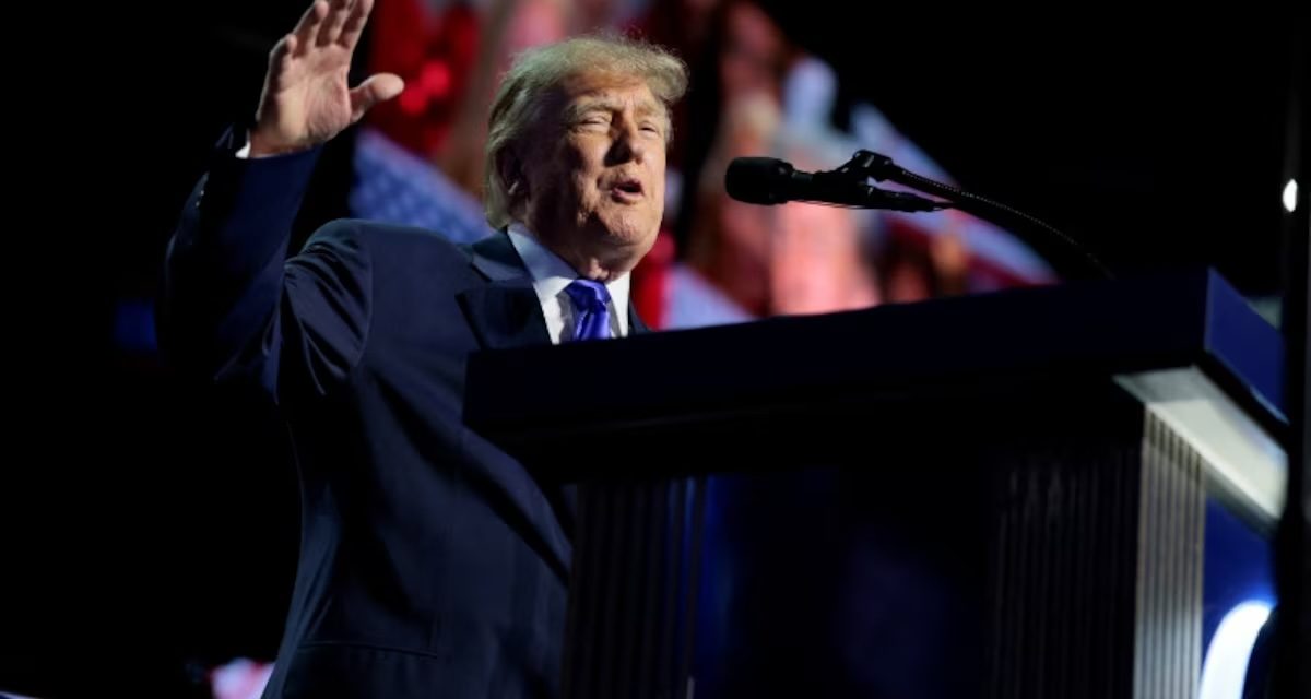 Trump anuncia un pago de 5.000 dólares si ganan los republicanos, mientras Vance espera entre bastidores.