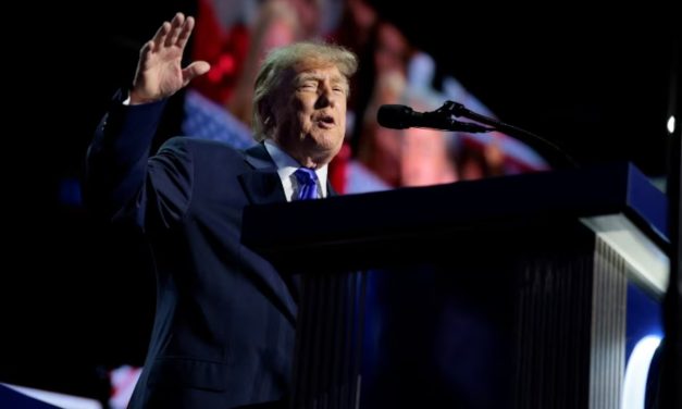 Trump anuncia un pago de 5.000 dólares si ganan los republicanos, mientras Vance espera entre bastidores.