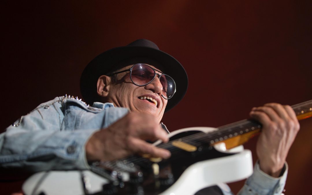 JUAN HERNÁNDEZ INMORTALIZA SU HISTORIA Y LA RESISTENCIA DEL ROCK NACIONAL EN EL LIBRO “¡LA BANDA ESTÁ PRESENTE!”