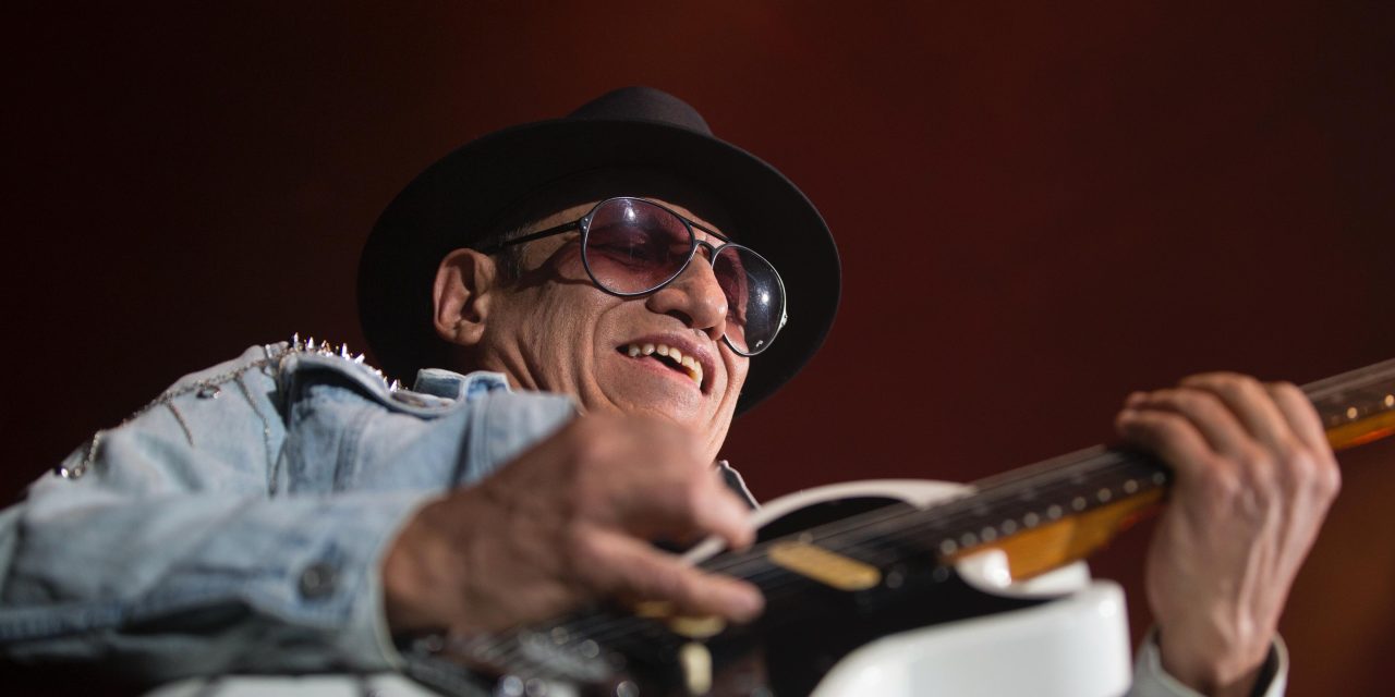 JUAN HERNÁNDEZ INMORTALIZA SU HISTORIA Y LA RESISTENCIA DEL ROCK NACIONAL EN EL LIBRO “¡LA BANDA ESTÁ PRESENTE!”