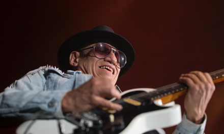 JUAN HERNÁNDEZ INMORTALIZA SU HISTORIA Y LA RESISTENCIA DEL ROCK NACIONAL EN EL LIBRO “¡LA BANDA ESTÁ PRESENTE!”