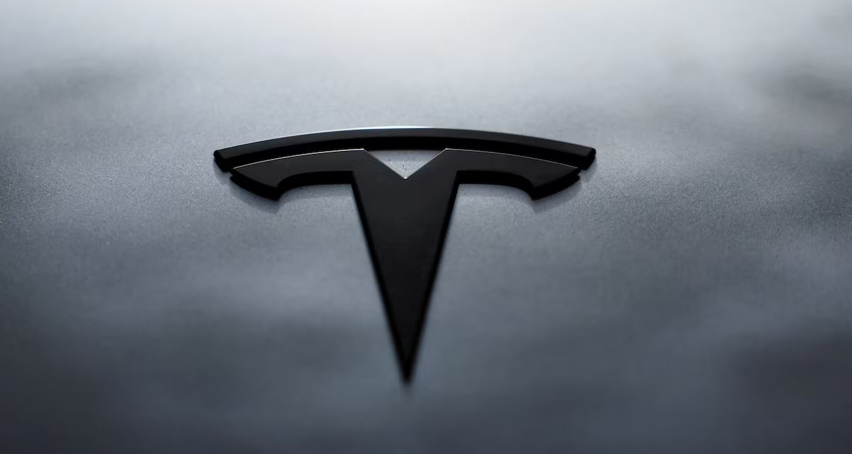 Tesla se enfrenta a un importante juicio por presunta discriminación contra los trabajadores negros, tras años de demandas.