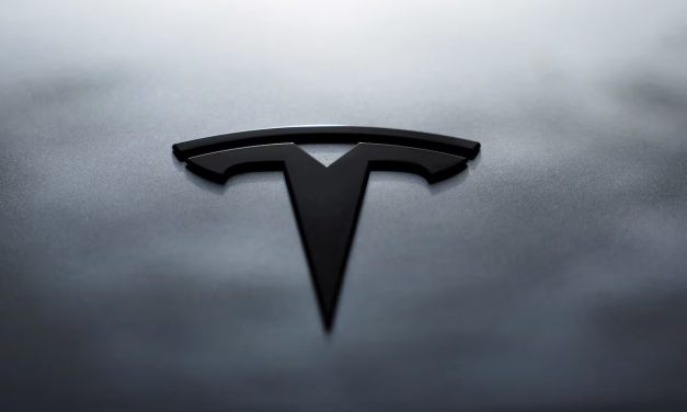 Tesla se enfrenta a un importante juicio por presunta discriminación contra los trabajadores negros, tras años de demandas.