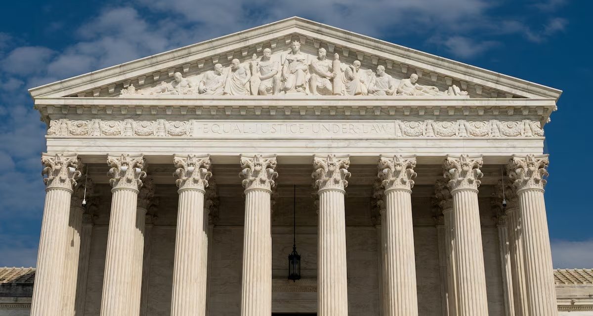 La Corte Suprema permite que Trump reanude la deportación de migrantes a países que no son los suyos.