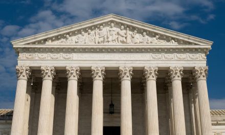 La Corte Suprema permite que Trump reanude la deportación de migrantes a países que no son los suyos.
