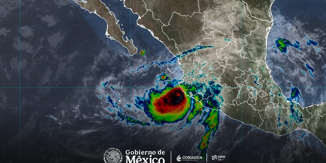 El centro del huracán Simon se localiza a 40 km de Playa Pérula, Jalisco