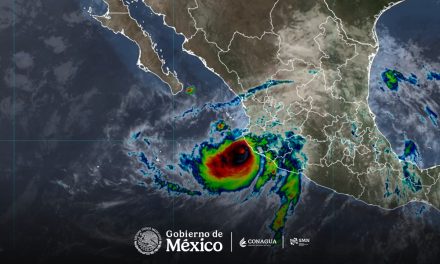 El centro del huracán Simon se localiza a 40 km de Playa Pérula, Jalisco