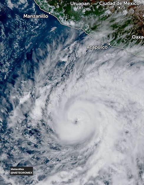 Vance permanece como tormenta tropical, a 470 km al suroeste de Manzanillo