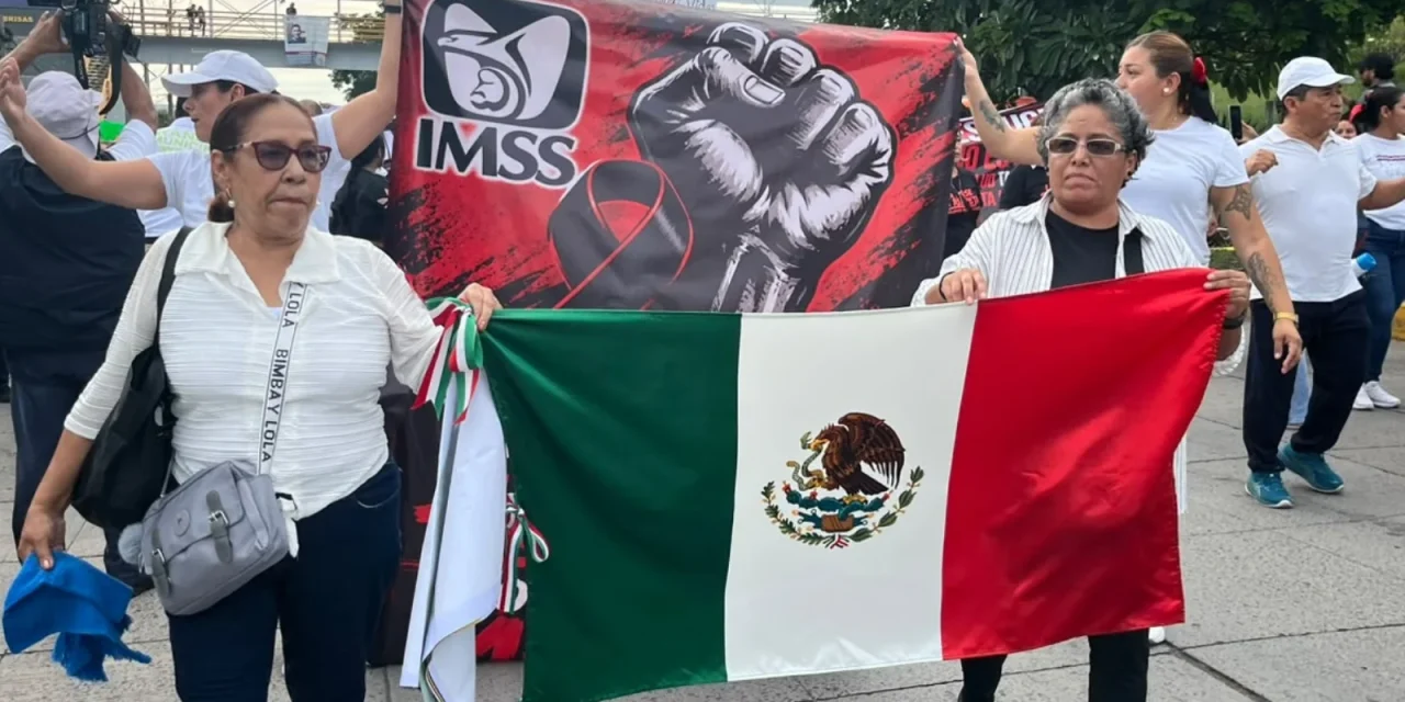 IMSS en crisis: Médicos marchan por salario y falta de insumos